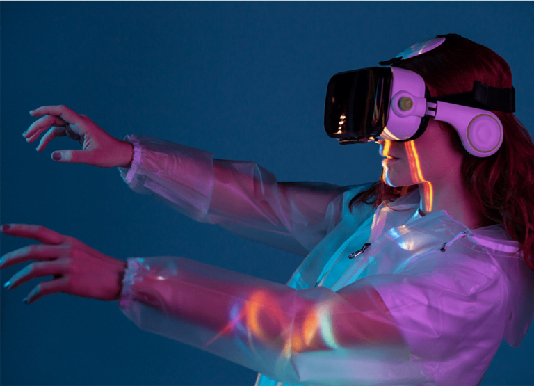 Люди в ВР очках неоновое освещение. Человек в VR очках неон. Headlight VR. Фото диалог людей в неоновом свете прозрачный фон.